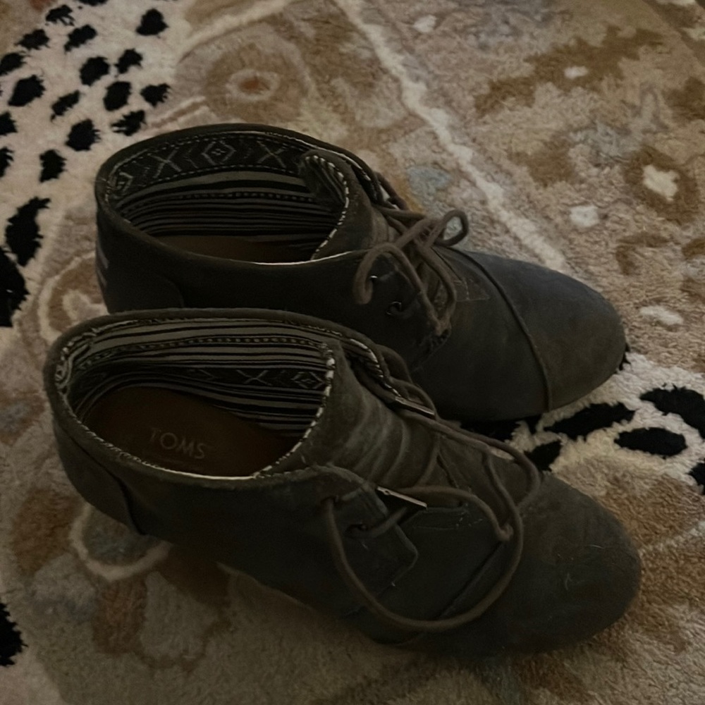 Toms. Size 8. Used. Gray.